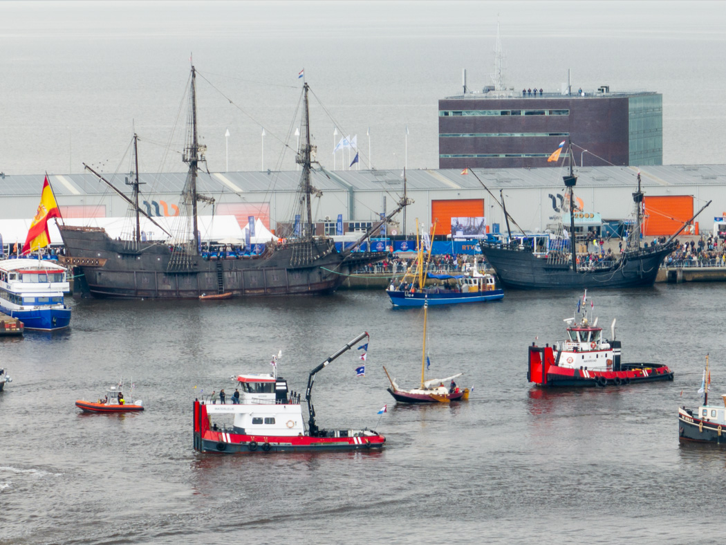 De spaanse galjoen schepen aan de kade