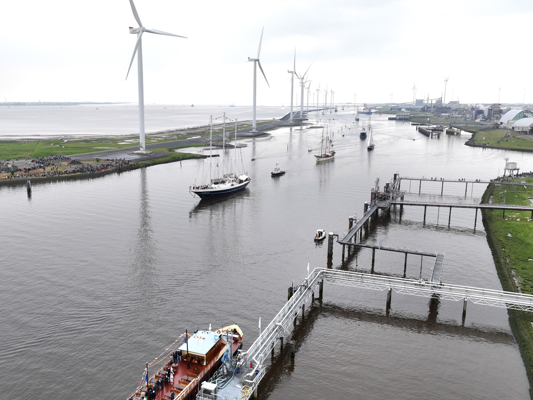 Schepen in het zeehavenkanaal