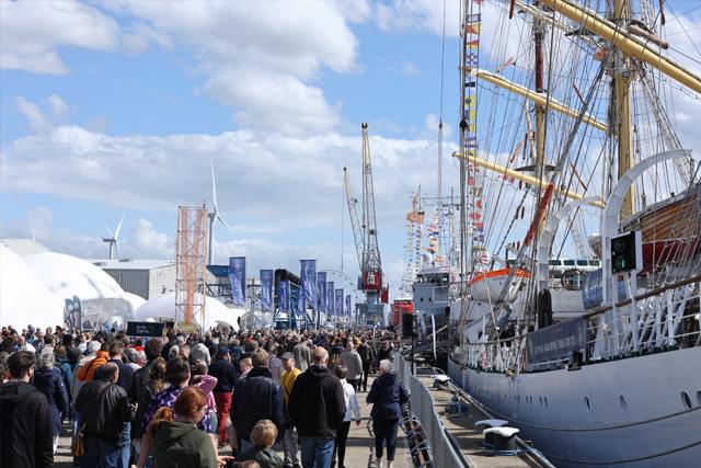 Bezoekers op de kade van DelfSail