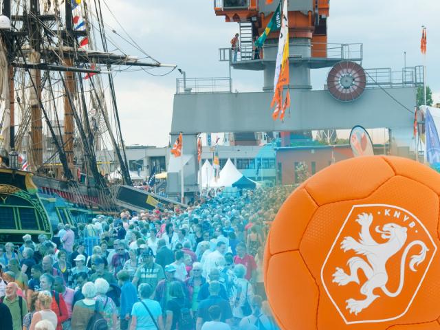 Oranje tijdens DelfSail op groot scherm