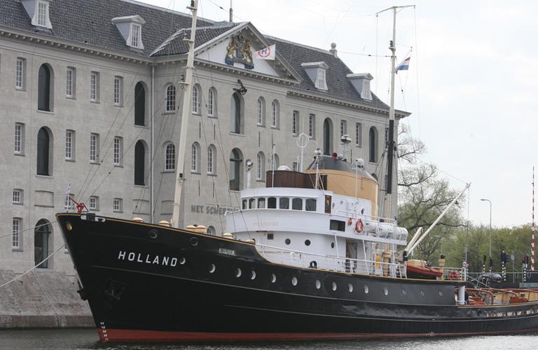 De Holland bij het scheepvaartmuseum in Amsterdam