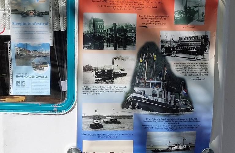 Posters met historische informatie aan boord van de Hannie